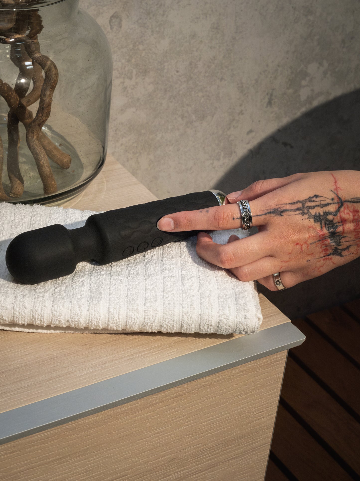 MASÁŽNY VIBRÁTOR  pri ženskej ruke