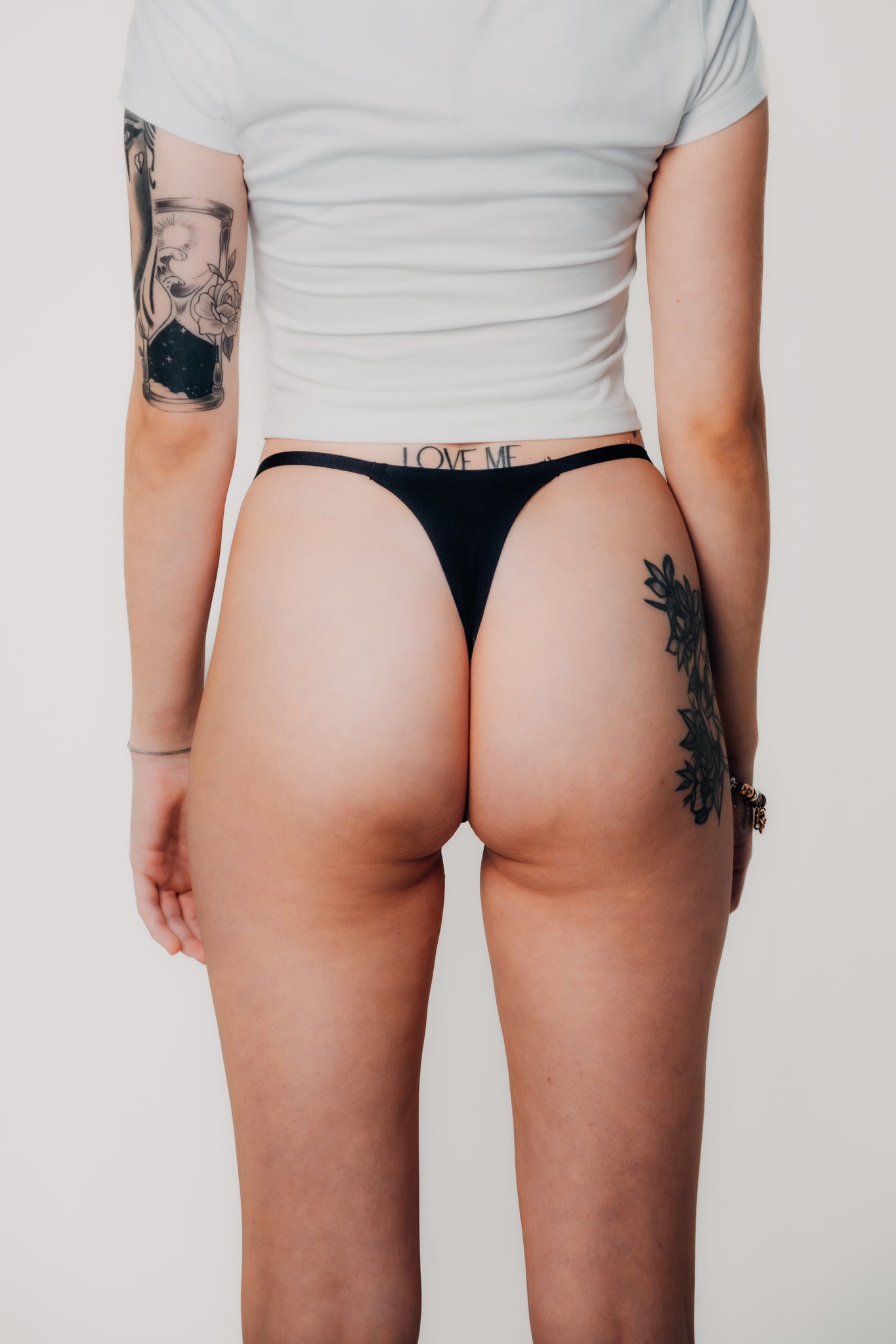 TANGA À BRIDES NOIRES Second Image