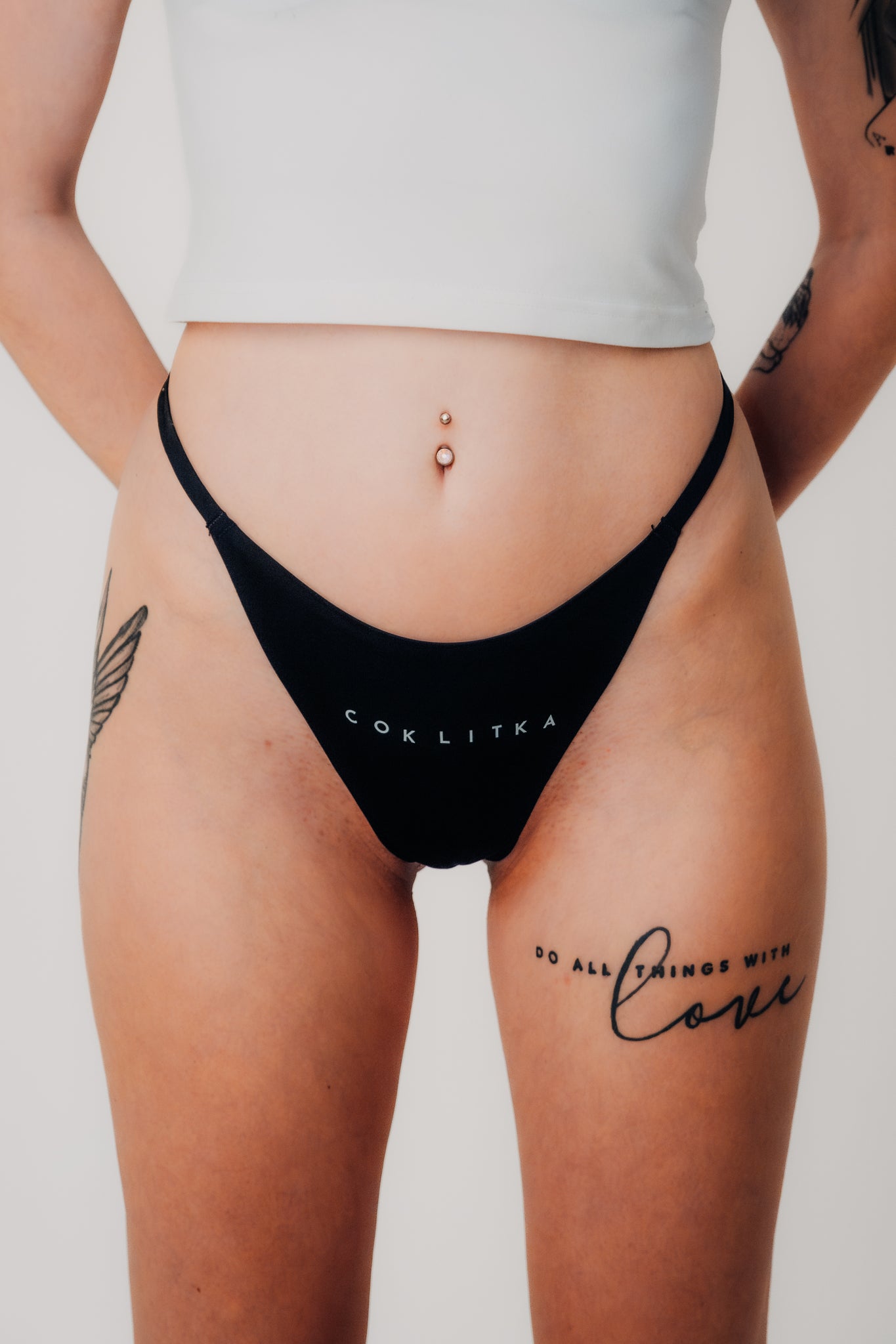 TANGA À BRIDES NOIRES